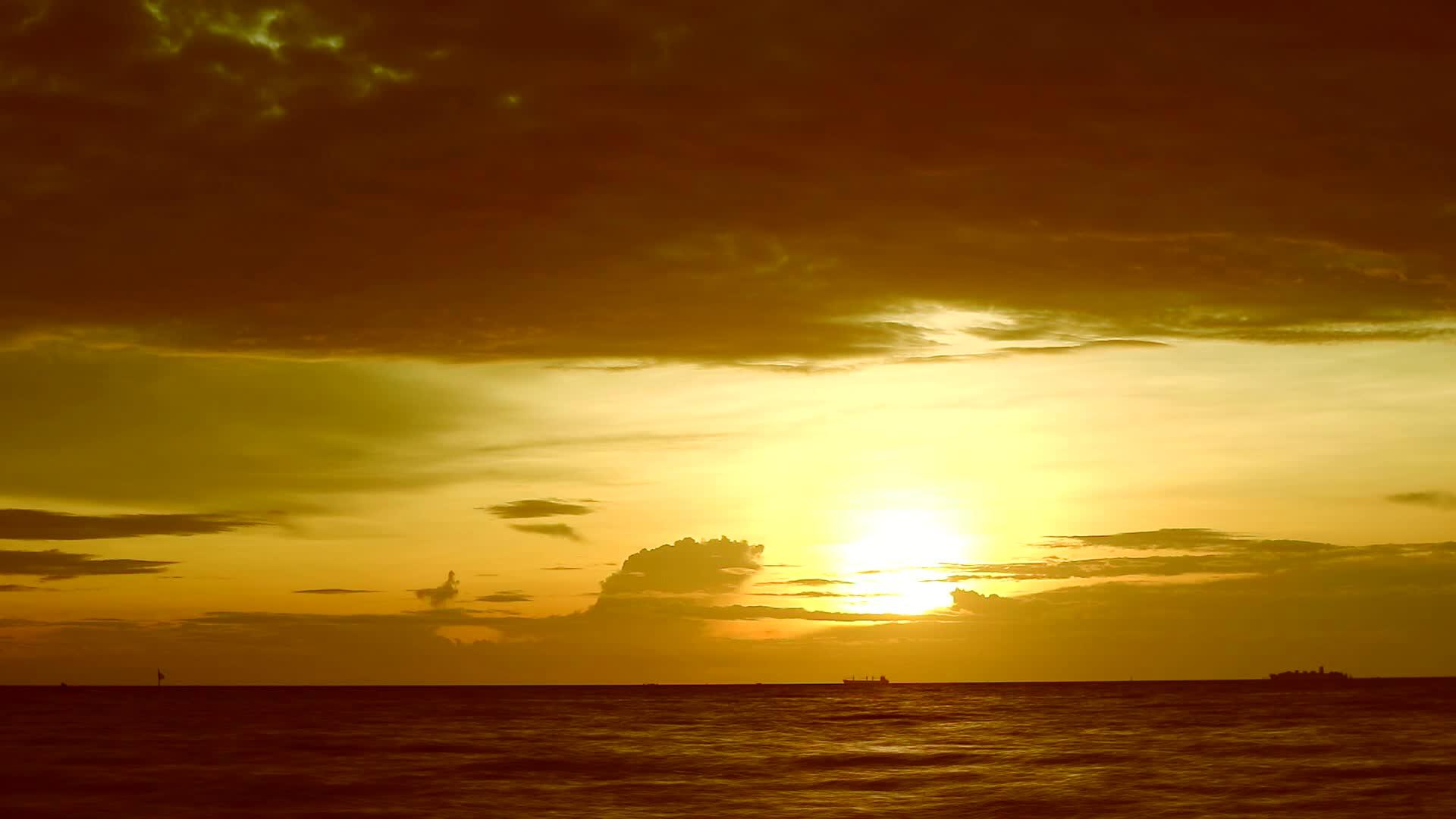 黄色、黄色、红色的天空和深红色的云在海上飘动视频的预览图
