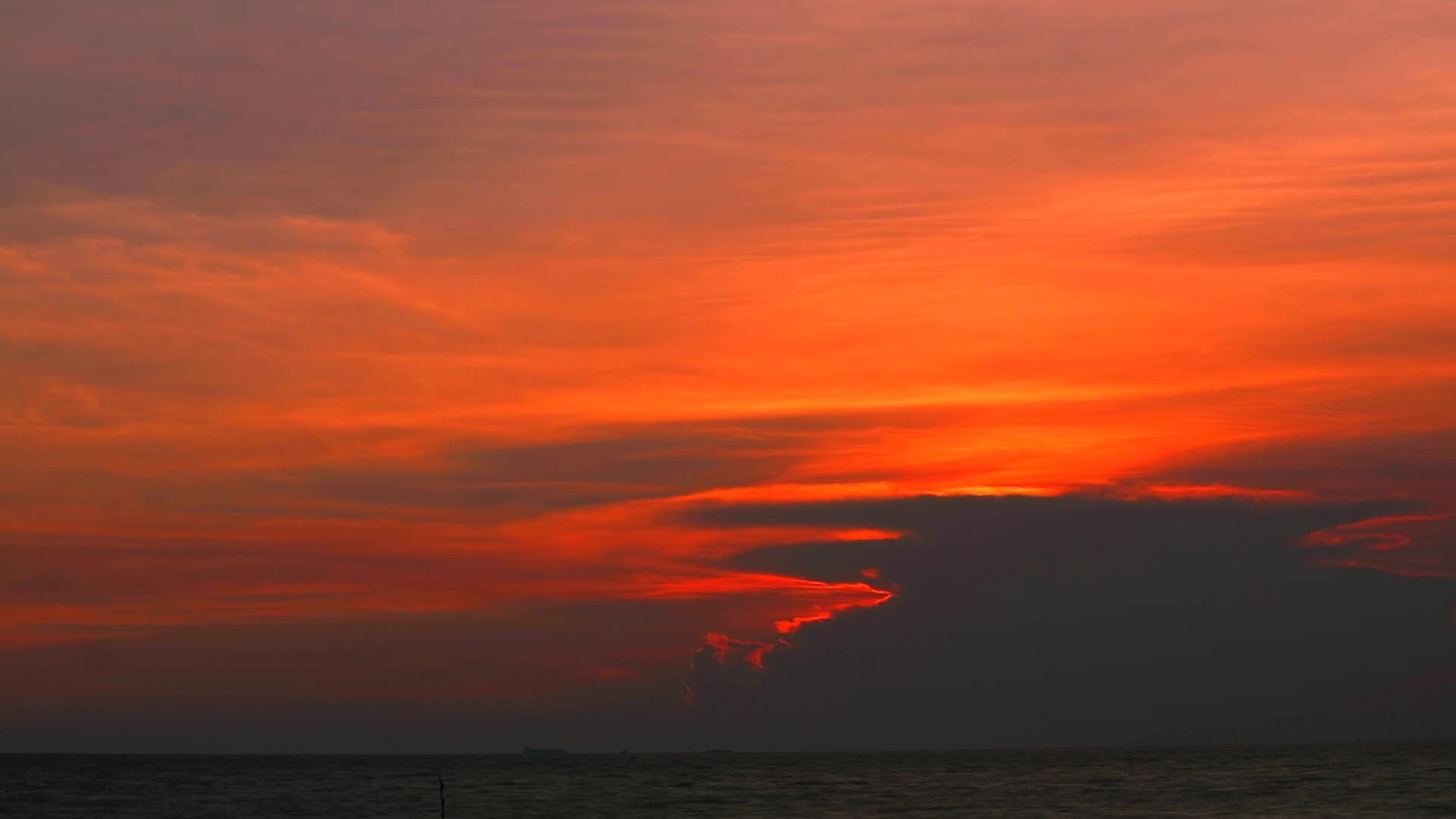 黄昏的最后一盏灯回到了海上的红云视频的预览图
