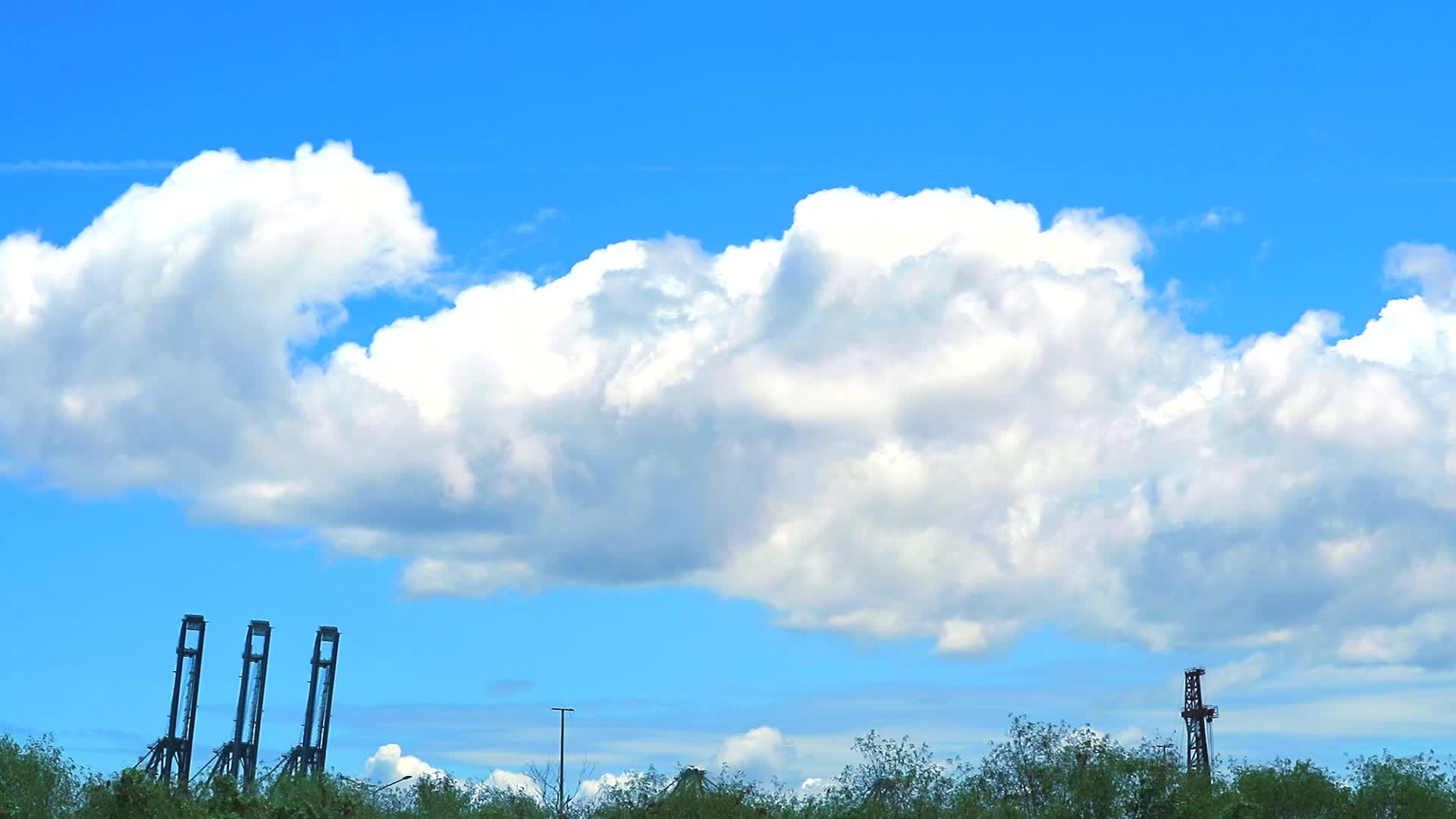 蓝天和时间流逝白云在飘动视频的预览图