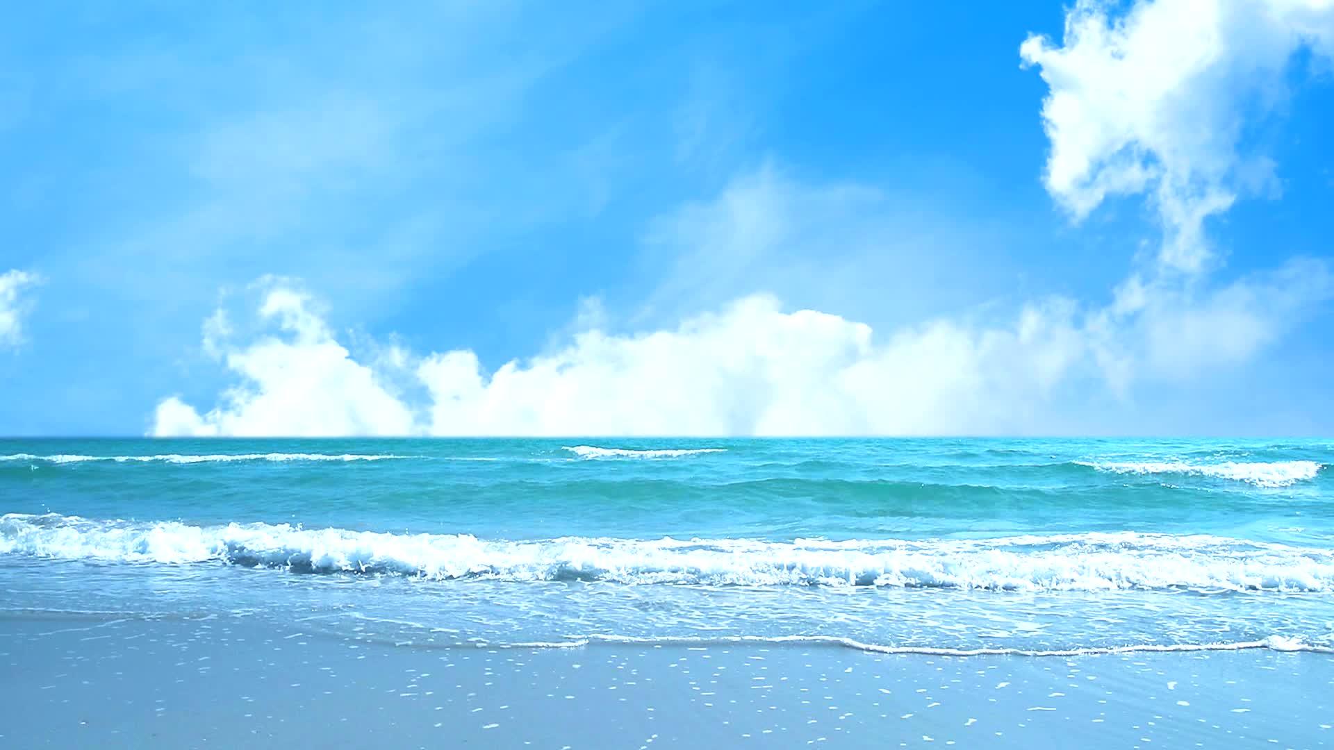 蓝色波浪向海滩和蓝天白云移动视频的预览图