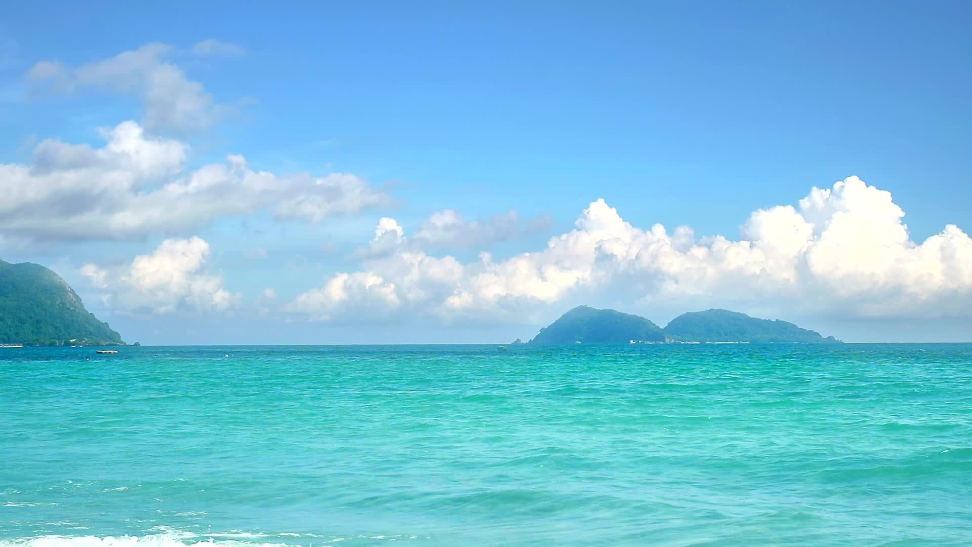 纯蓝色纯海水表面和天空白云视频的预览图