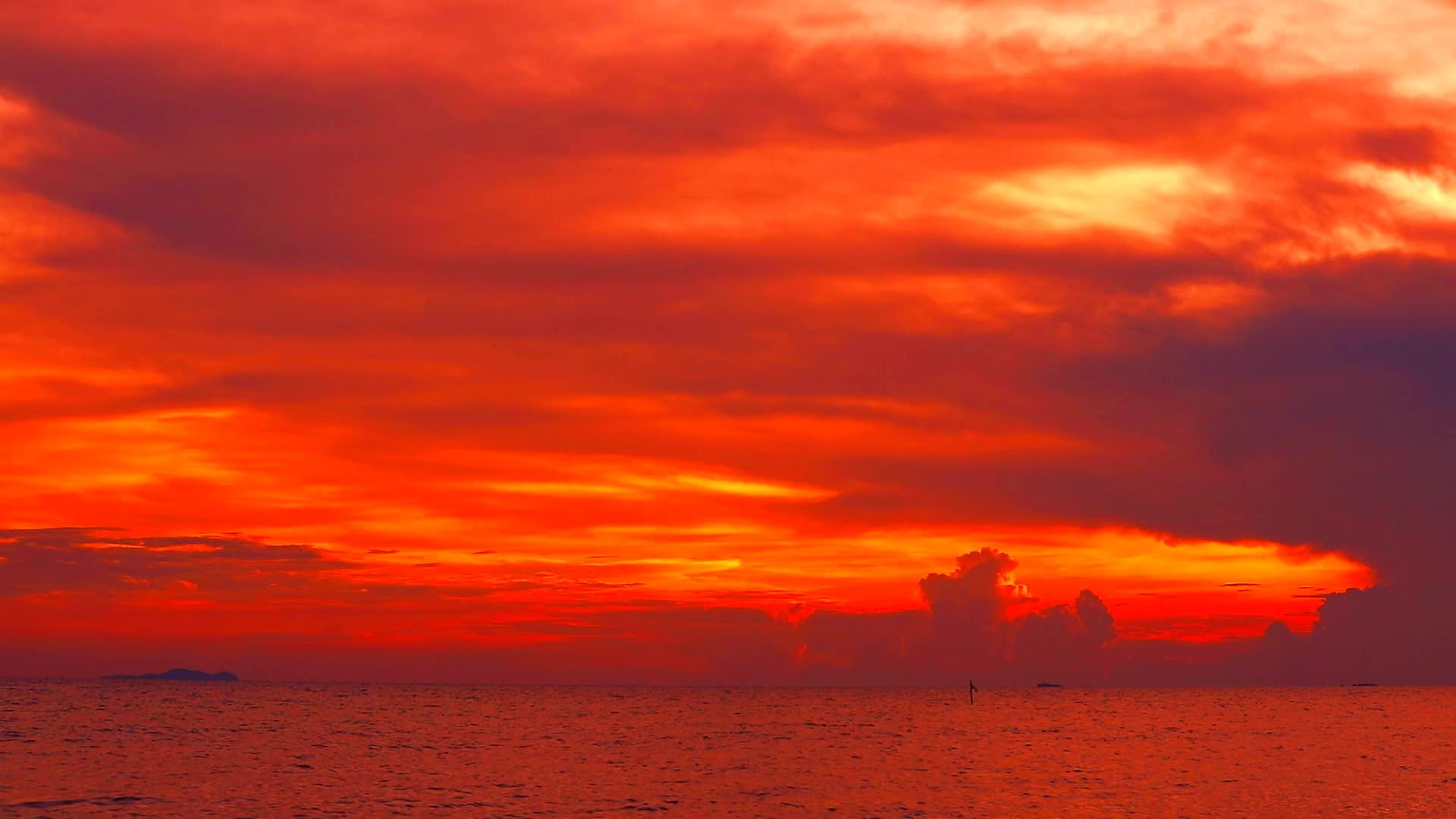 红色的红色日落红色的深红色的天空和云朵在海动视频的预览图
