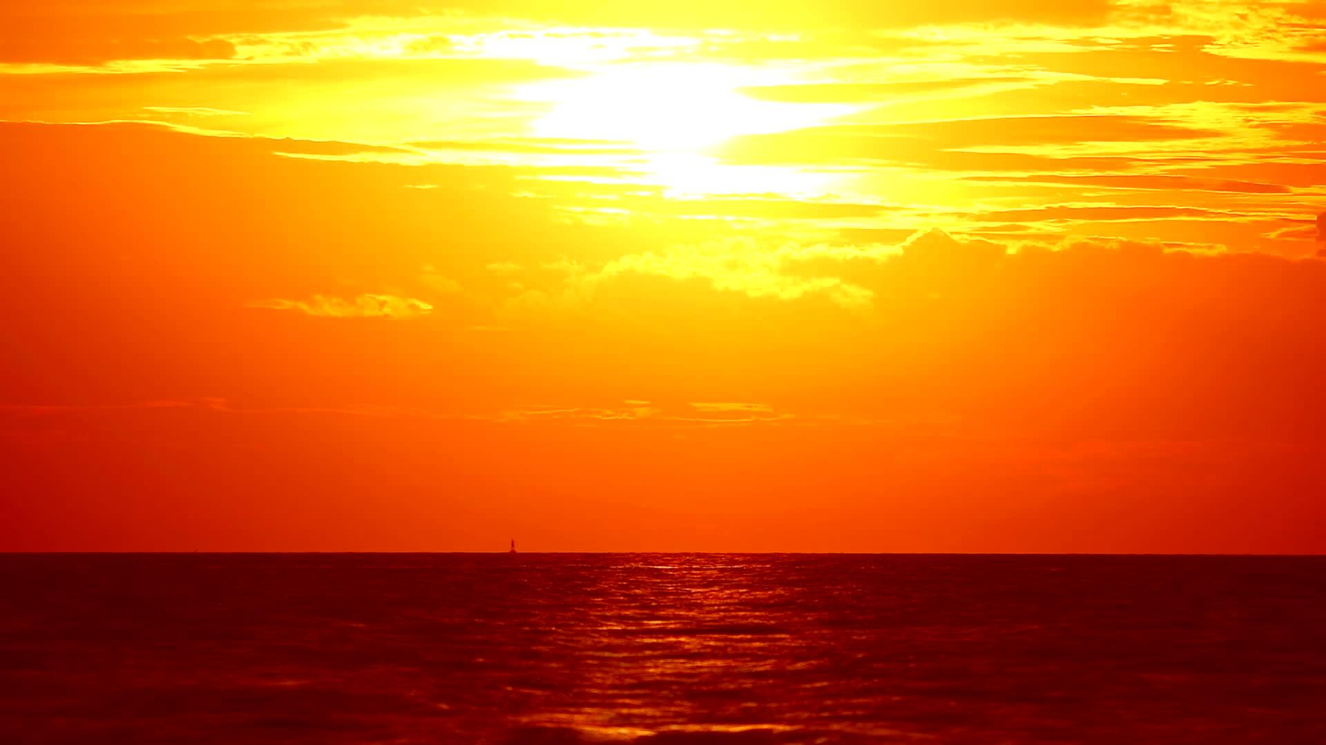 红色、橙色和黄色的云在天空中折叠时会日落视频的预览图