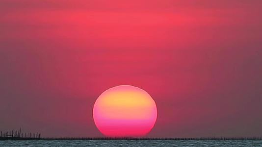 阳光明媚日落海中明亮的橙色云彩视频的预览图
