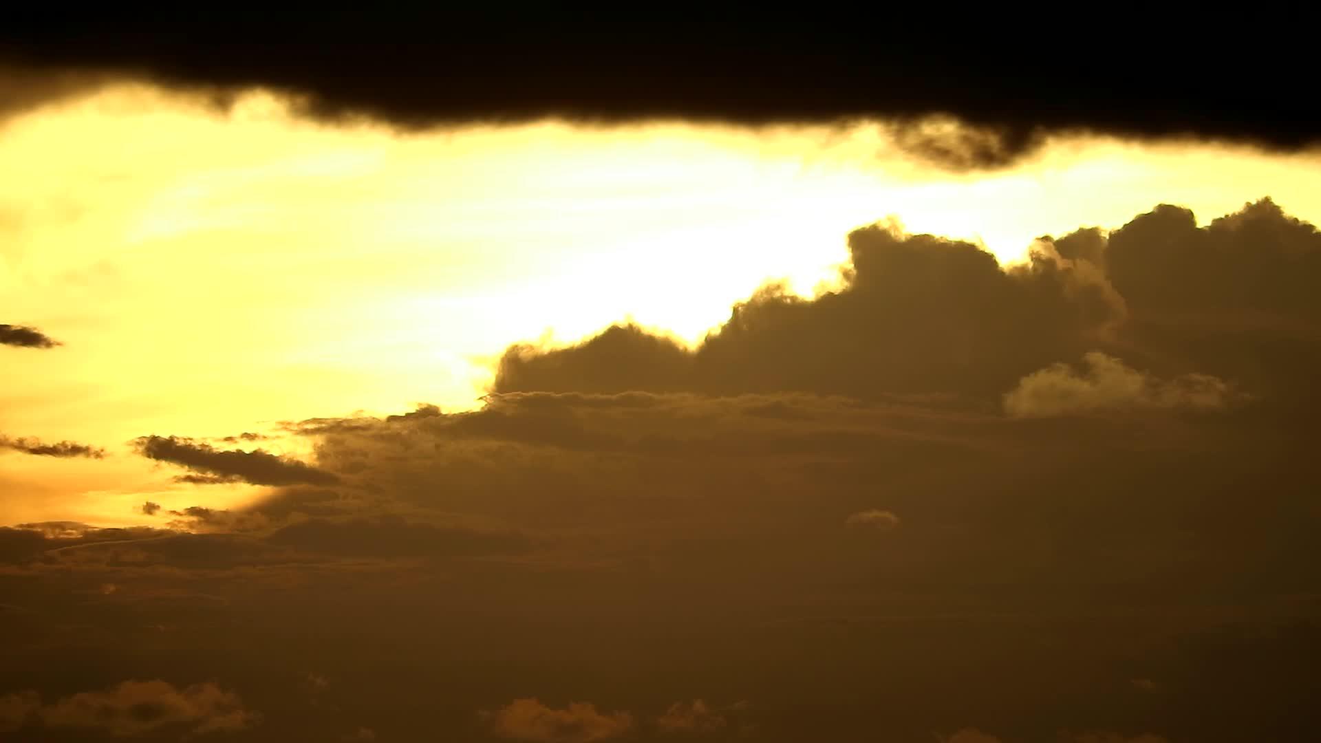 红黄黄日落天空和浅红云在移动视频的预览图