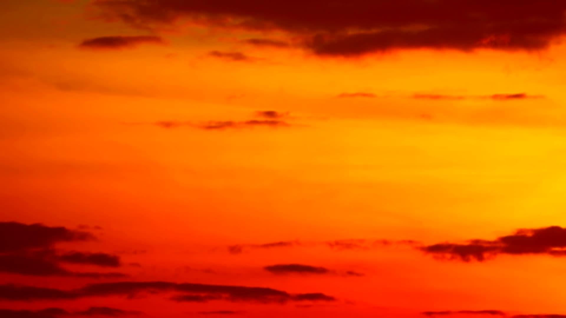 红天下的深橙色云朵视频的预览图