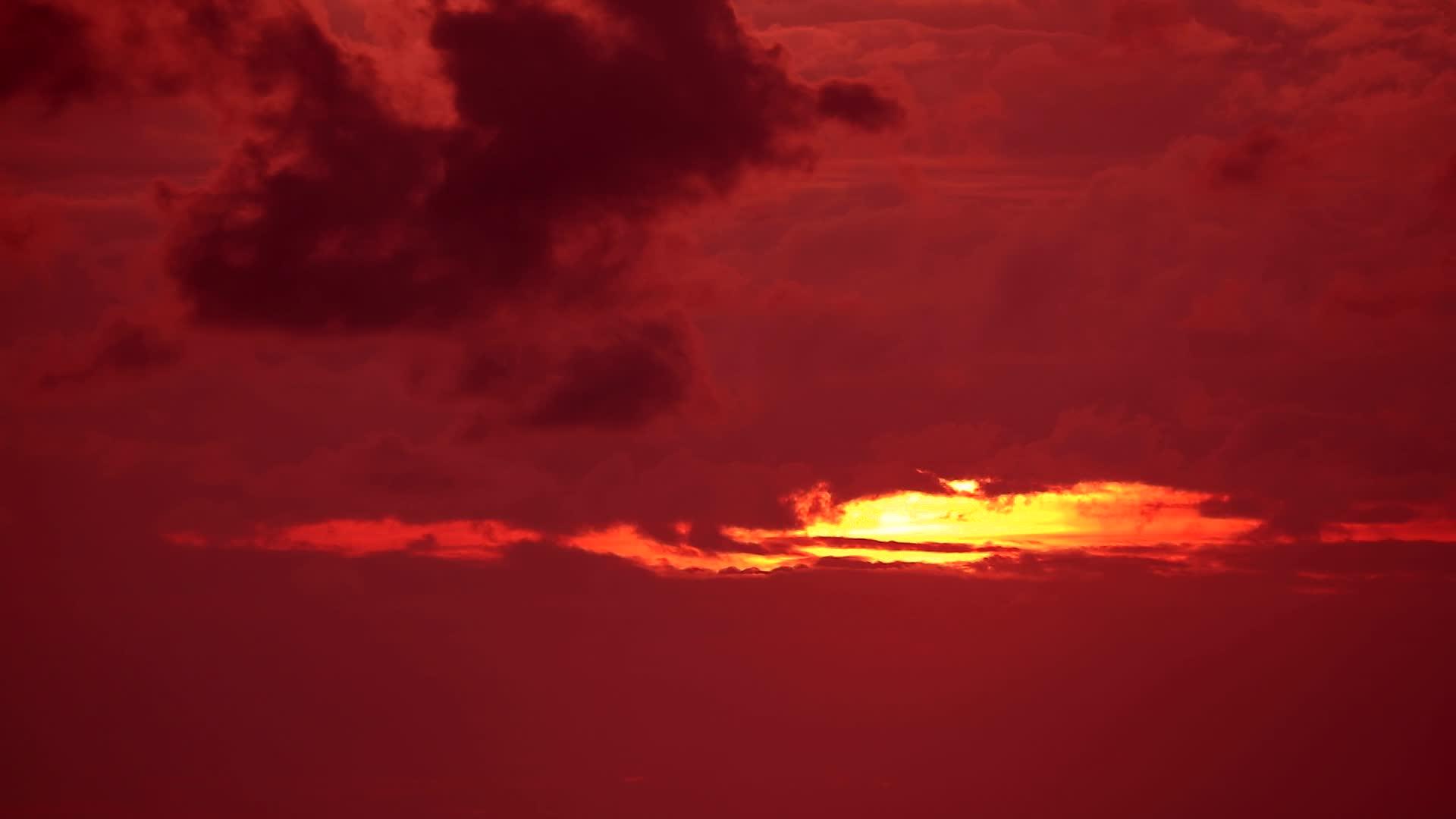 红云通过阳光和光线反射月光、日落和天空视频的预览图