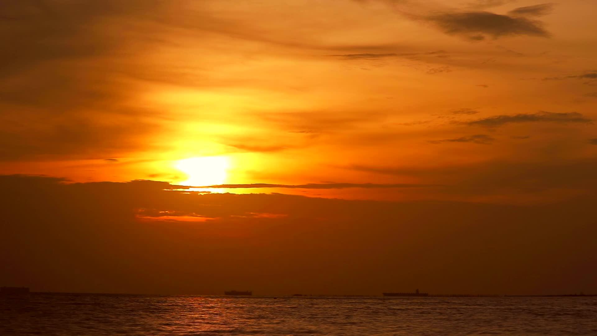 红云橙色的天空下日落海的时间被打破了视频的预览图