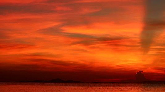 太阳在红色的天空中落下深橙色的乌云时间消失了视频的预览图