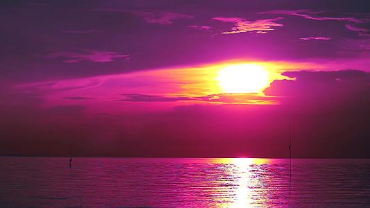 紫色的日落反射了水面和天空视频的预览图