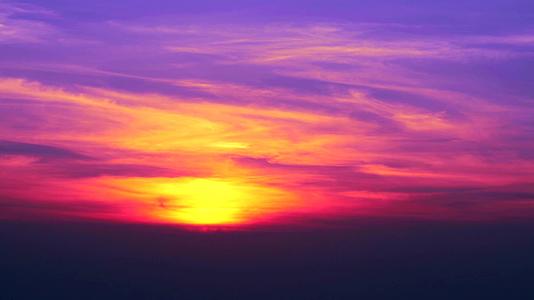 日落云鸟穿过紫色的天空回家视频的预览图