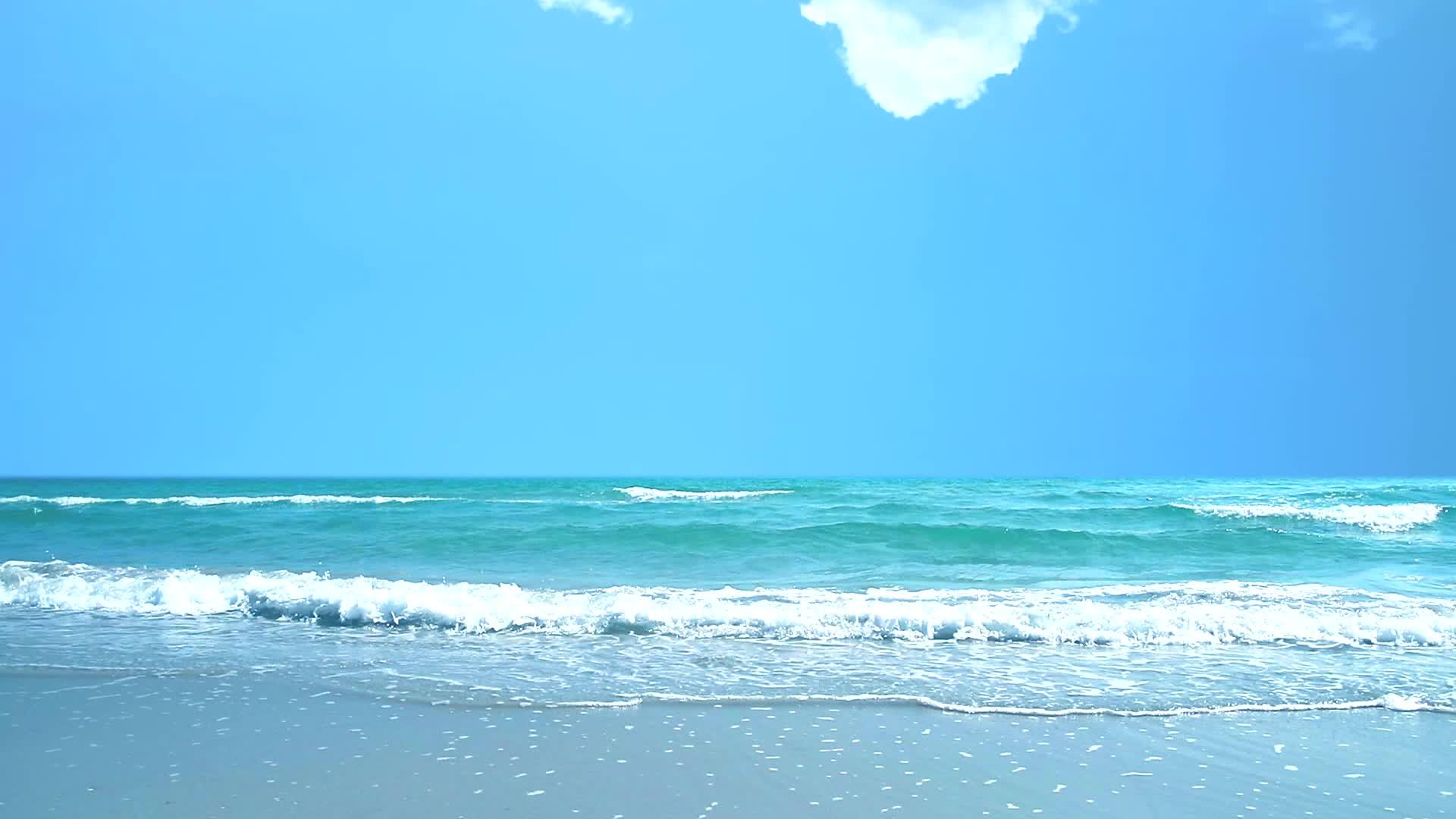 移动到海滩和蓝天的白云背景1视频的预览图