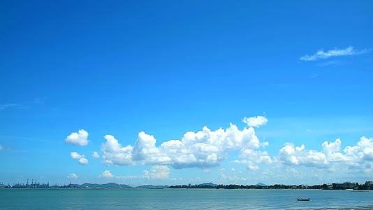 白云、蓝天和海浪在海面上飘动视频的预览图