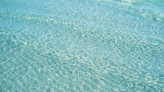 海面有光反射和浪涌的清澈蓝色水面视频的预览图