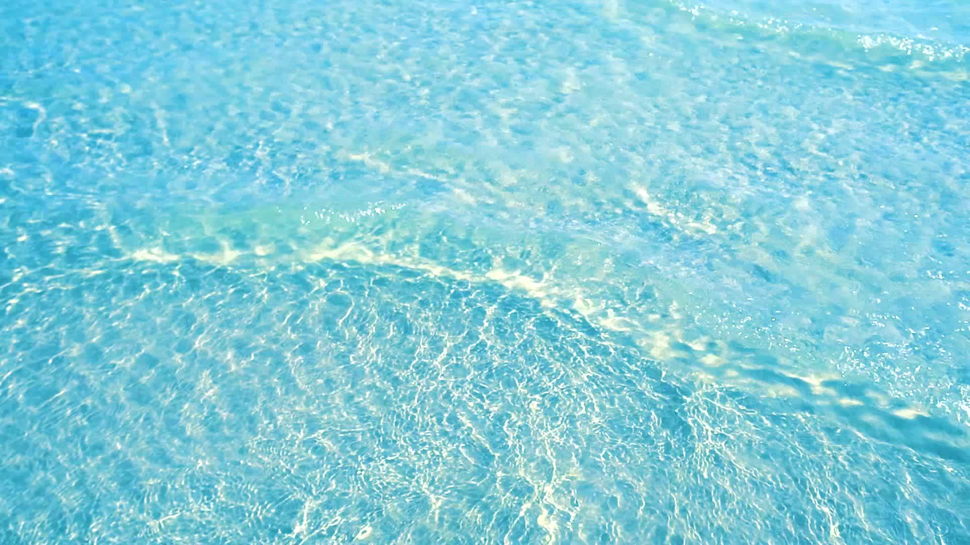 纯蓝色的水在海面上有光反射镜视频的预览图