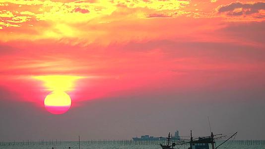 海边的日落色彩多彩的天空火焰云和水上的小浪视频的预览图