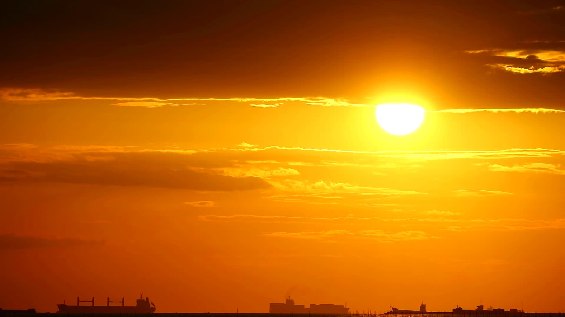 海滩上的橙色天空日落货船在时间上失败了视频的预览图