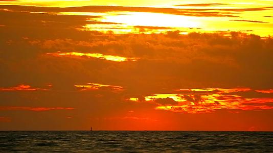海边的日落红橙黄云在天空间失效视频的预览图