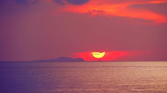 海边和橙色天空的背景是红云下山时的日落视频的预览图