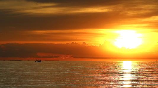 太阳落日月光云渔船移动时间间隔1视频的预览图