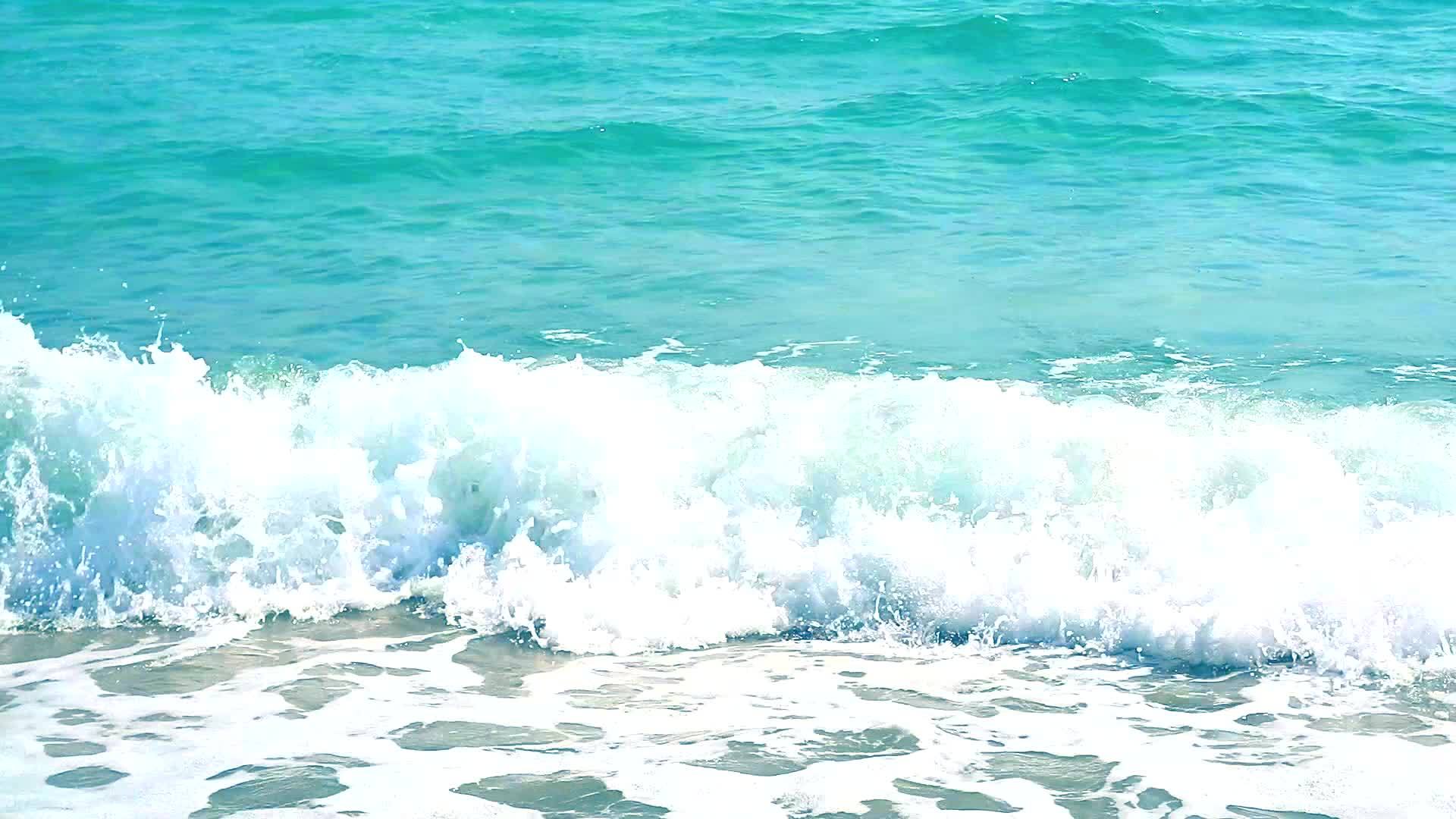 海水的蓝色水彩海浪移动到海滩上视频的预览图