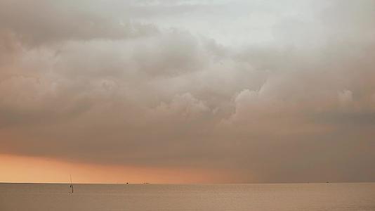 海上的日落、风暴、天空和渔船穿越时间视频的预览图