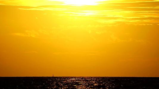 黄色的太阳落在海里太阳落山后金色的云和天空视频的预览图