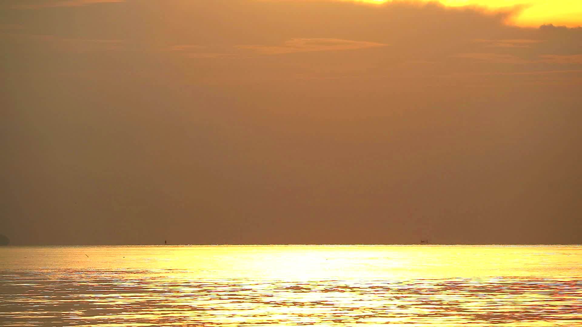 海洋和天空表面的橙色日落视频的预览图