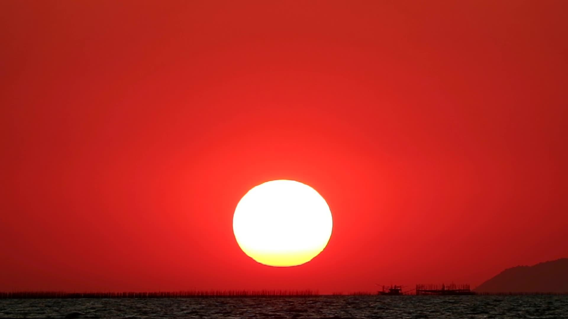 日落的黄金和渔船在海上的穿越时间视频的预览图