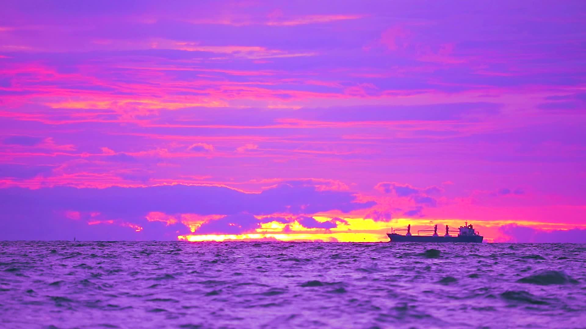 停泊在海上的货船和紫色的天空视频的预览图