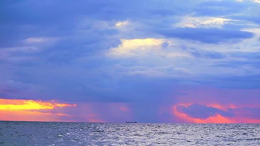 海面和紫色日落的货轮在天空下雨视频的预览图