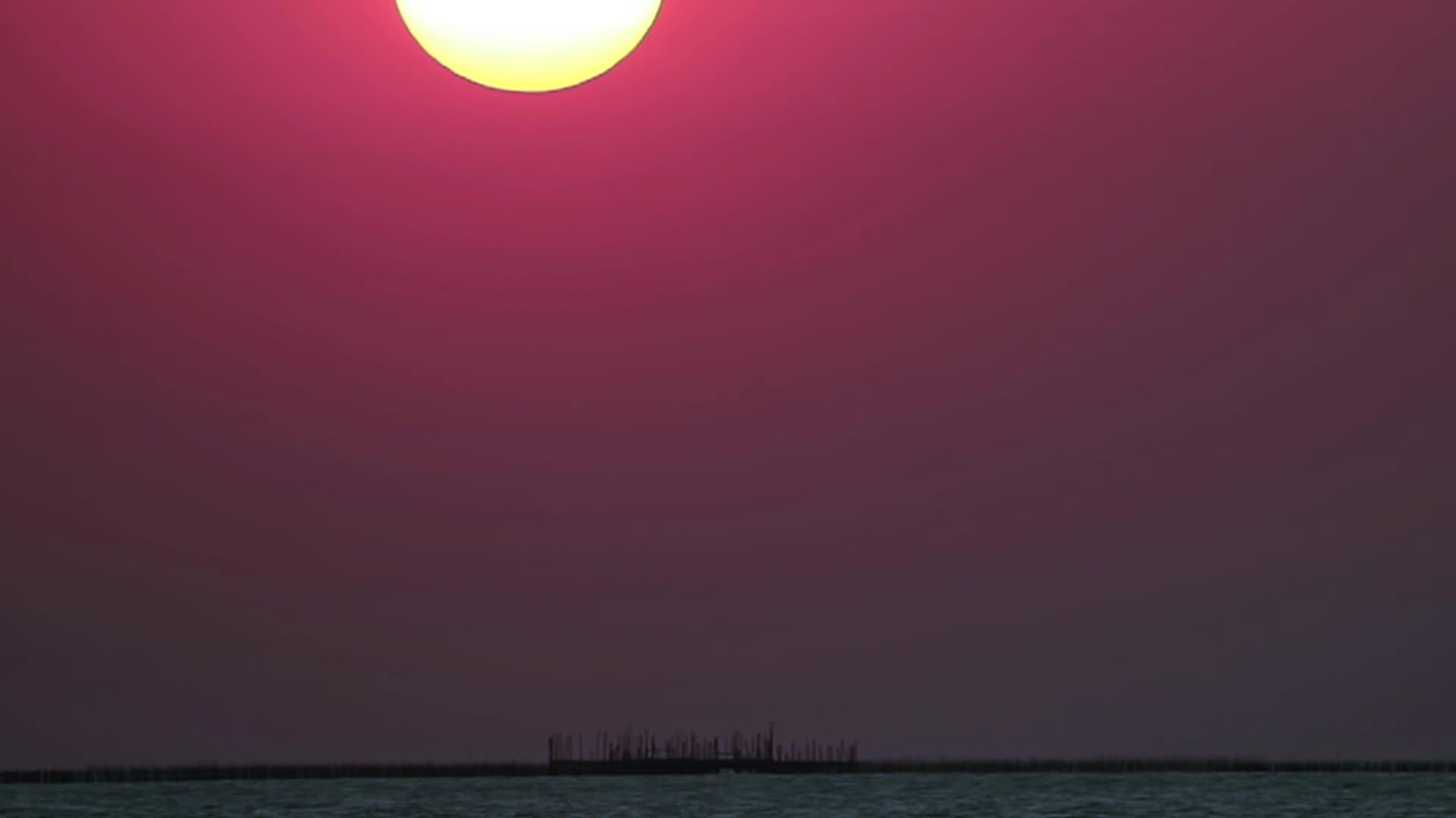 海洋和渔船通过时空中的超级日落视频的预览图