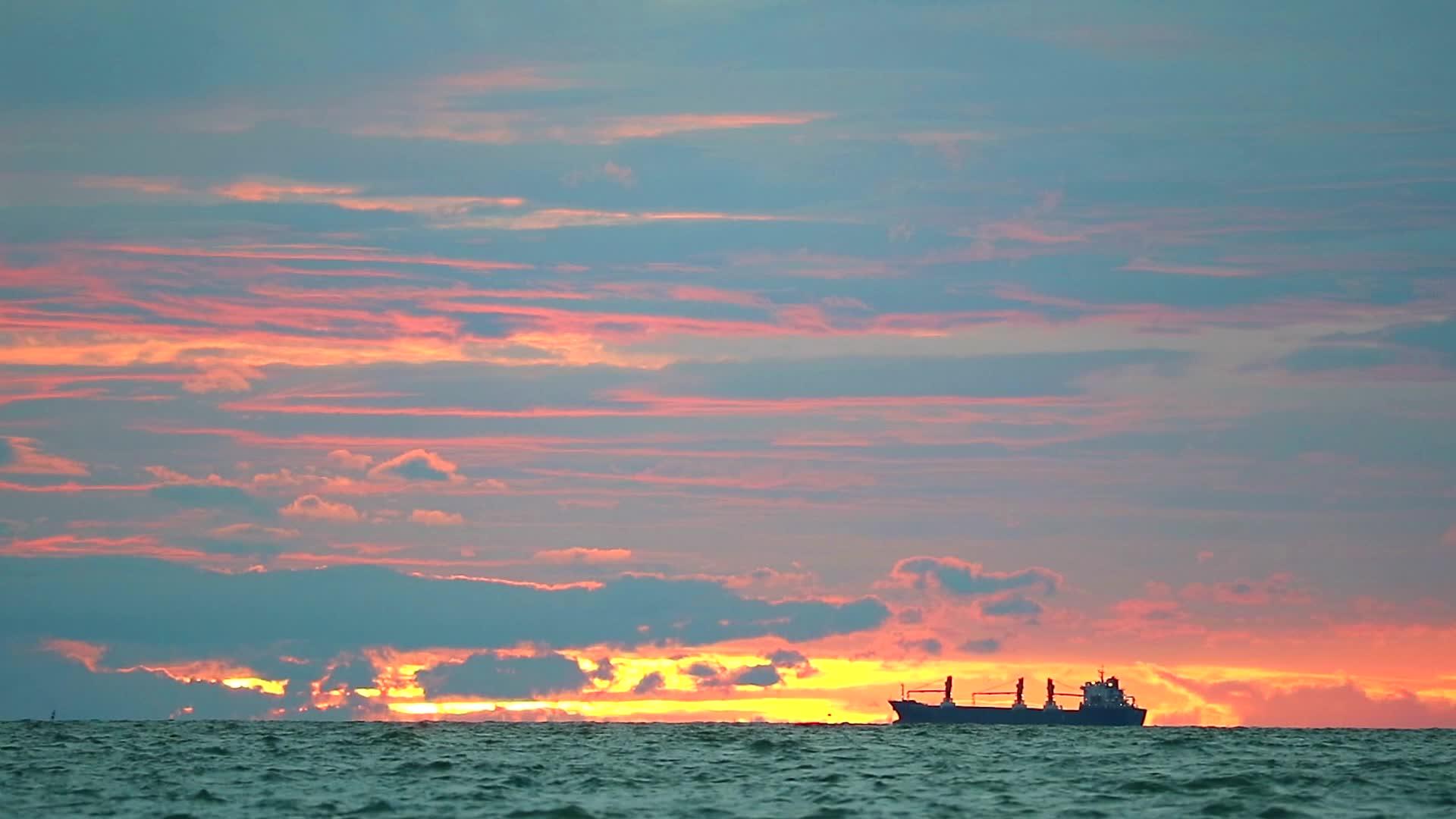 停泊在海上的货船和天空中的日落视频的预览图
