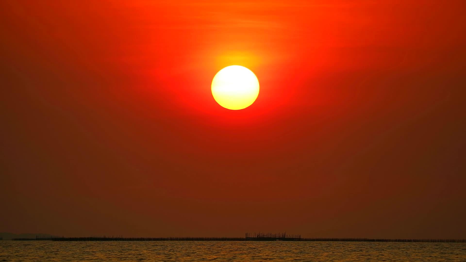 海上的云层和渔船的日落是黄色和暗红色的视频的预览图