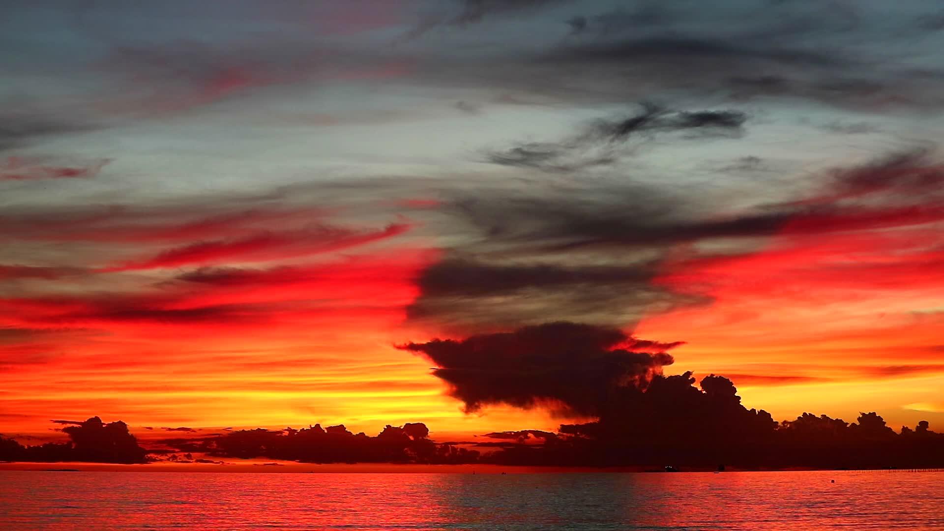 红色的日落和深红的月光云在海面上视频的预览图