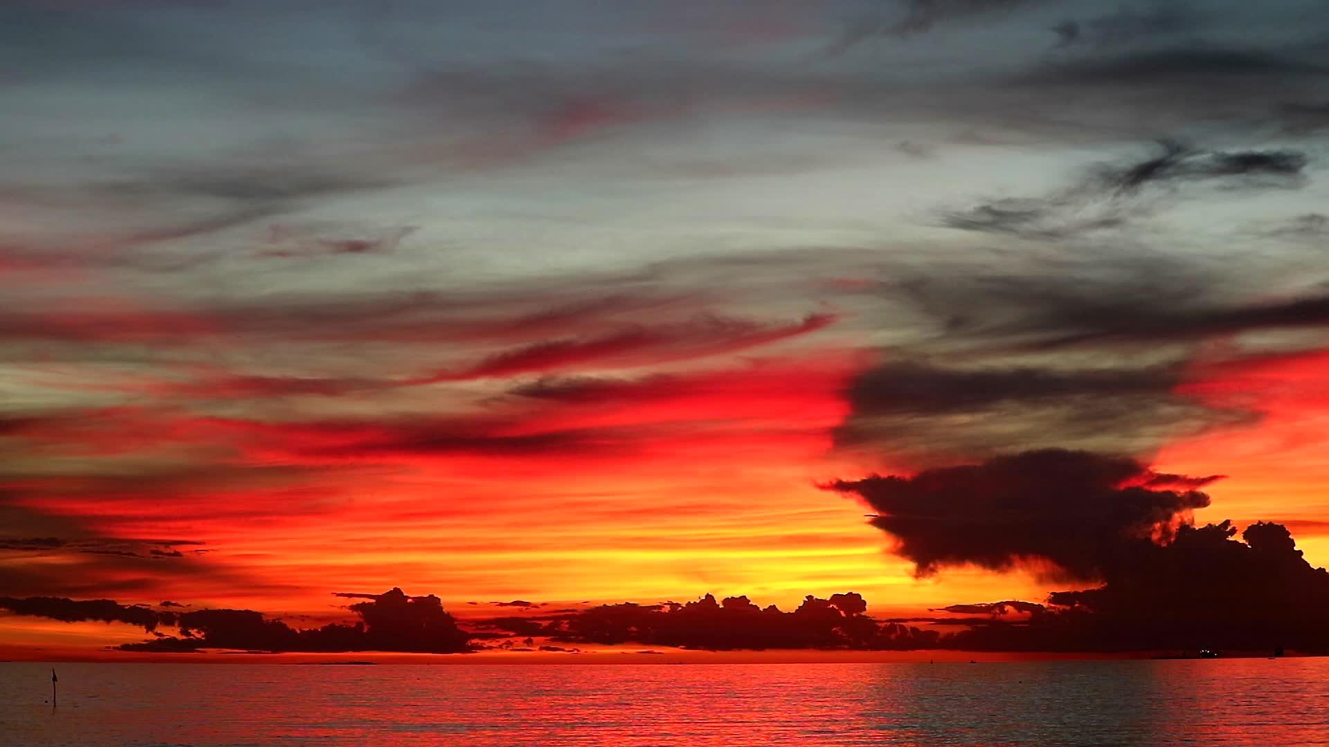 橙色的天空和海面上的暗红云视频的预览图