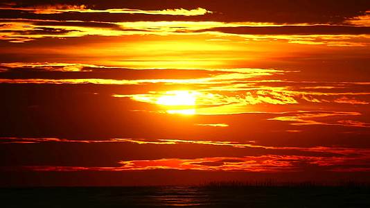 橙色的天空红色的日落深红的海面视频的预览图