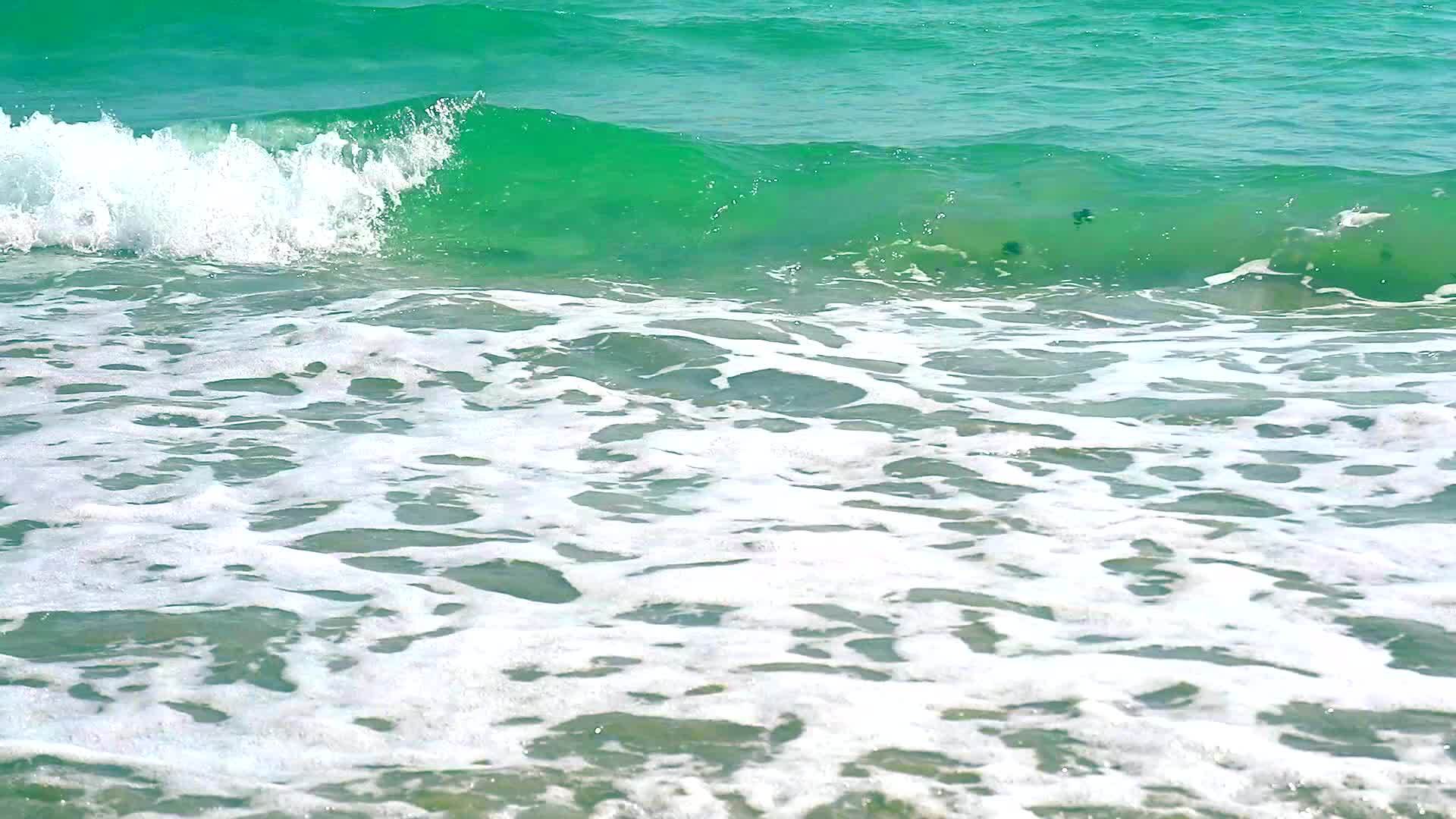 移动到海滩蓝色水色海洋的水波视频的预览图
