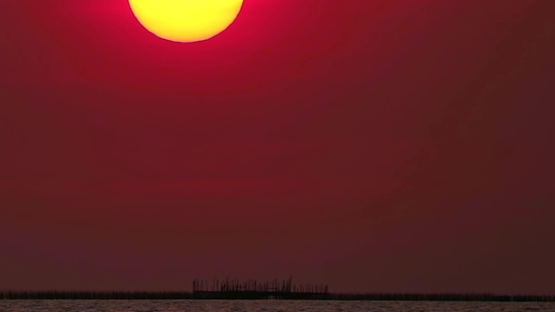 云层和渔船上的超级红色日落过时失效视频的预览图