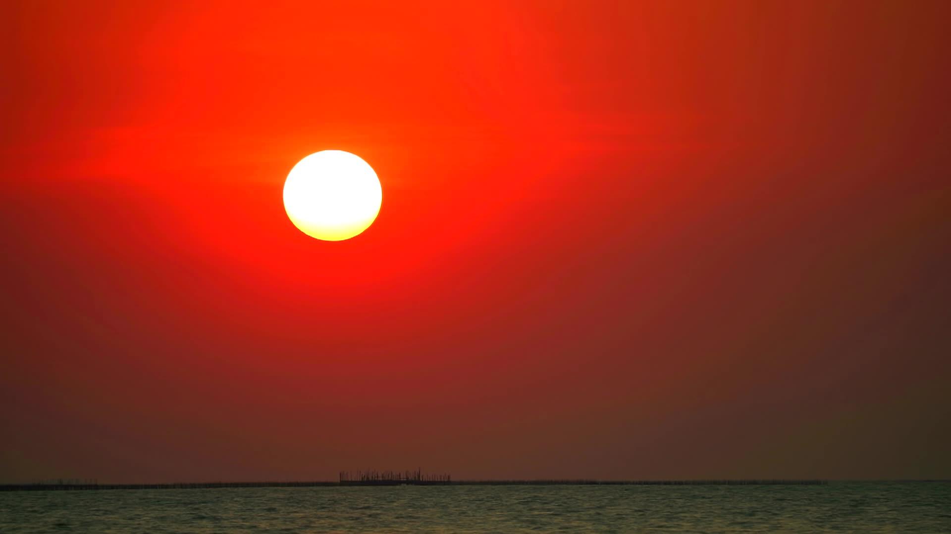 海上的云和渔船在日落和红天之间的时差是1视频的预览图
