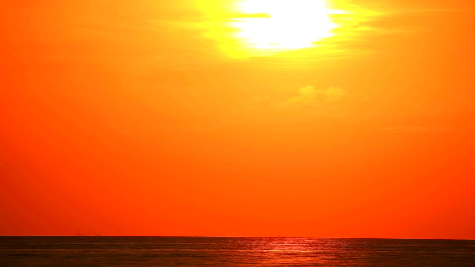 橙色和黑色的日落和红色的云视频的预览图