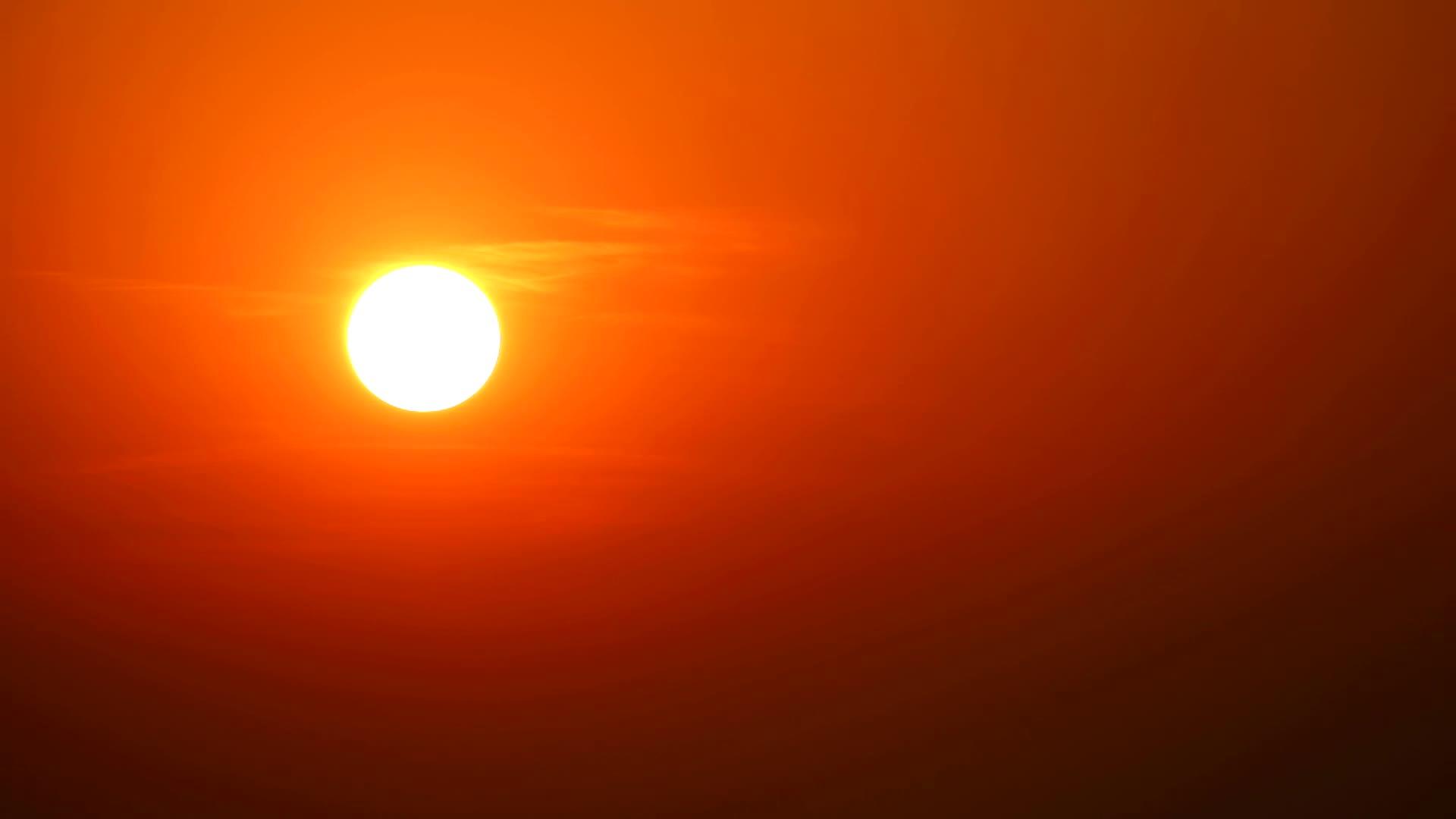 橙色天空的日落和柔软的云彩视频的预览图