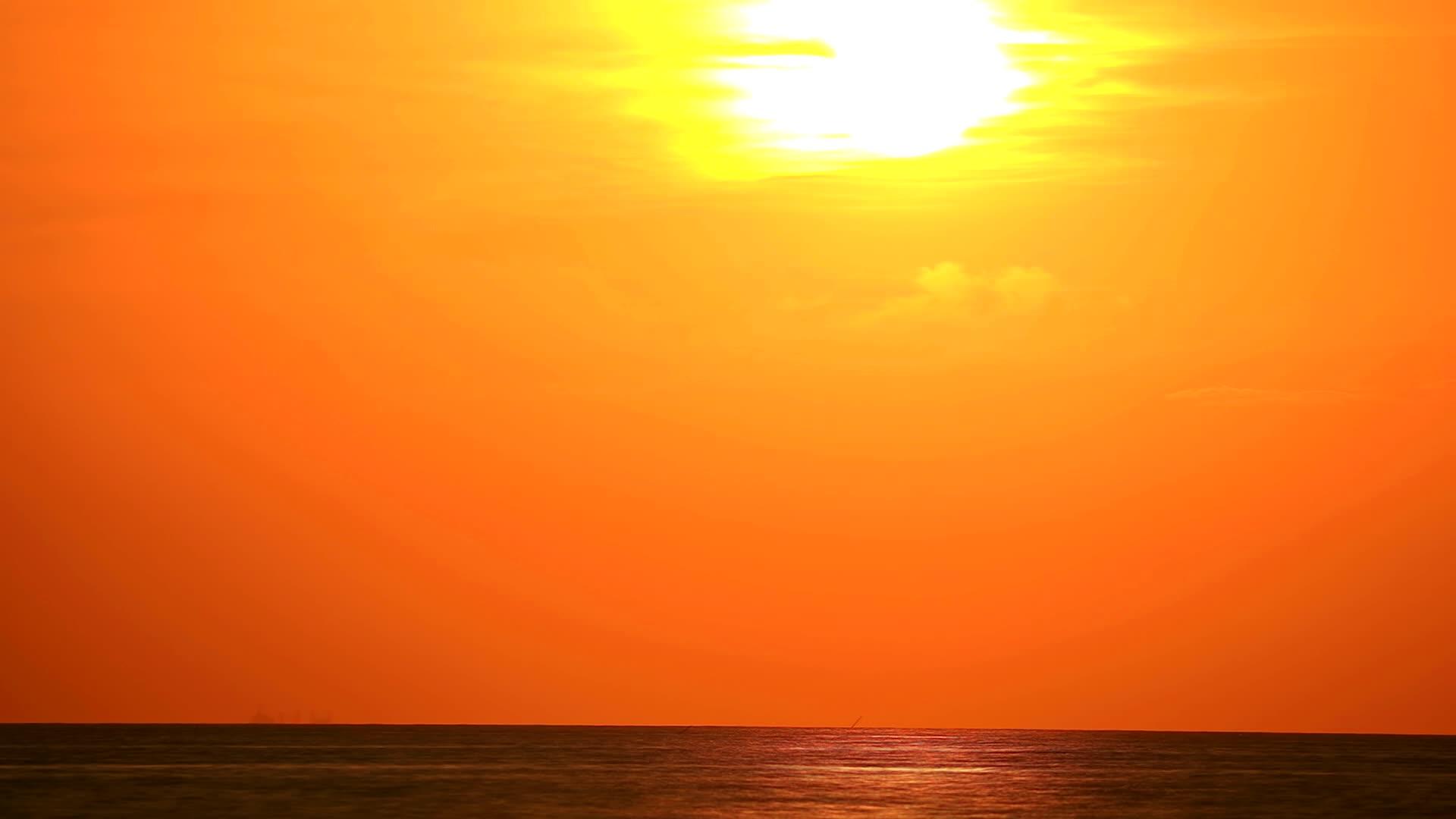 橙色和黄色的日落月光和红色的云彩视频的预览图