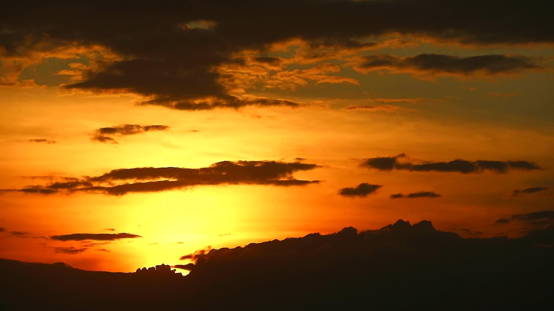深灰色的天空时间折叠日落橙色视频的预览图