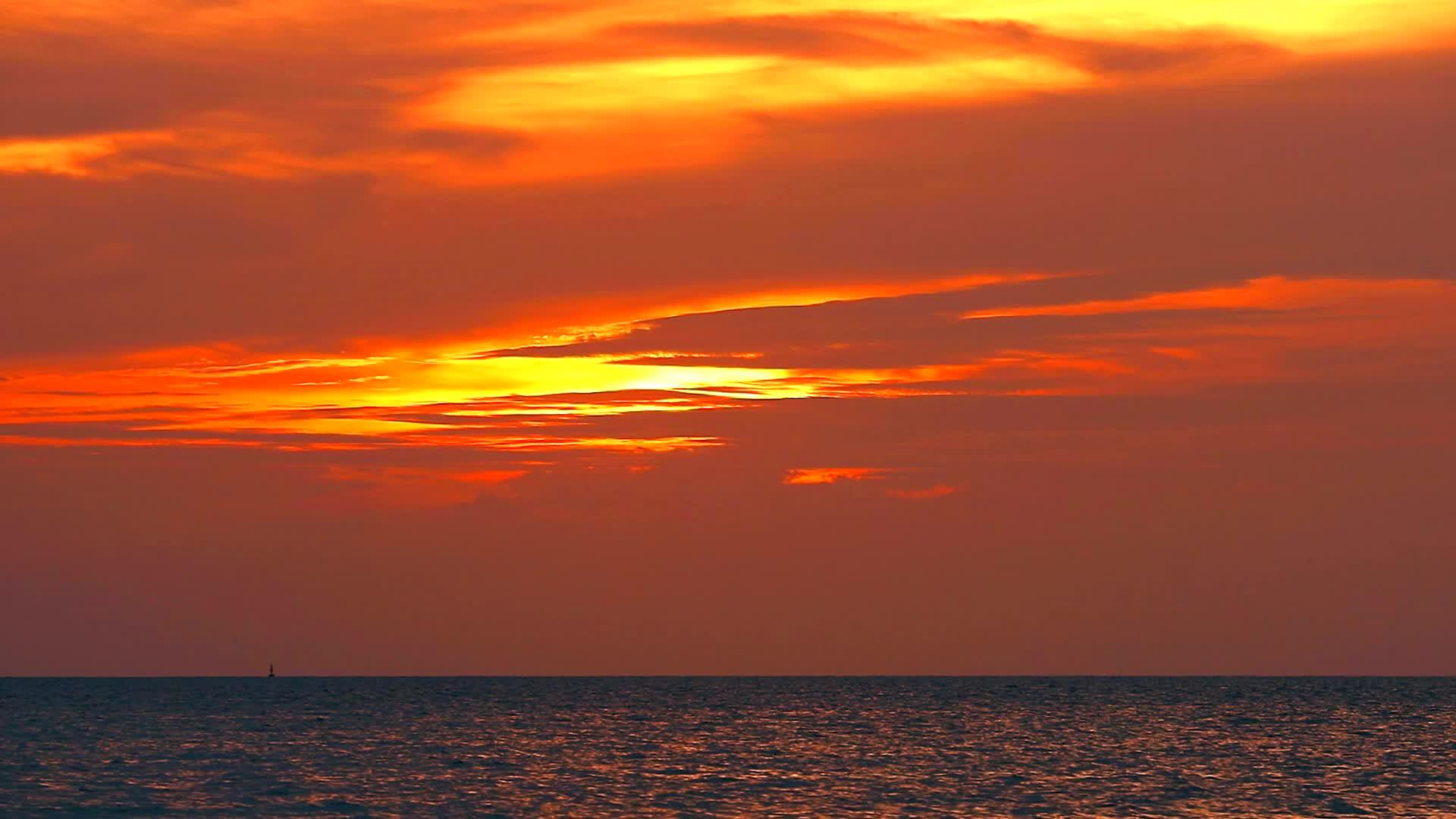 黄天红云在海中飘动双月光浴缸在海中飘动视频的预览图