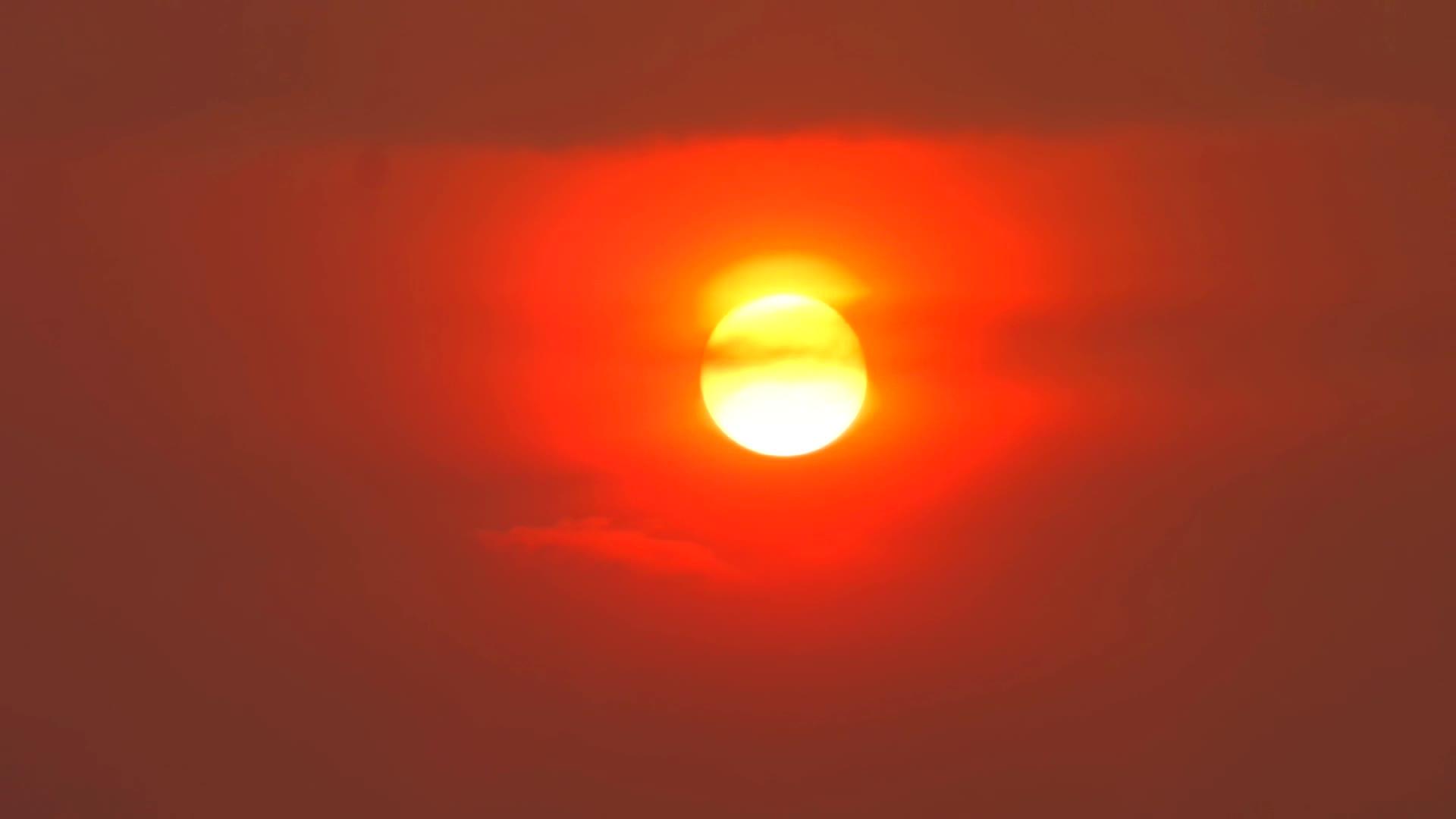 日落移动柔和的双影云视频的预览图