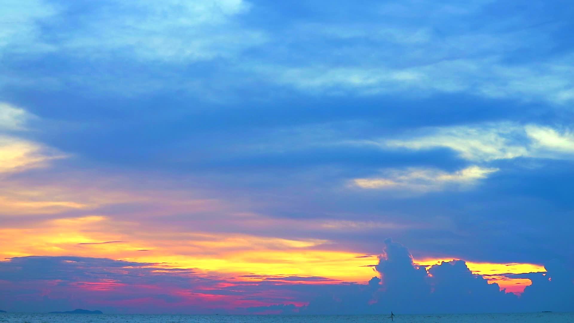 日落蓝色红色和黄色的天空浅红色的云在移动视频的预览图