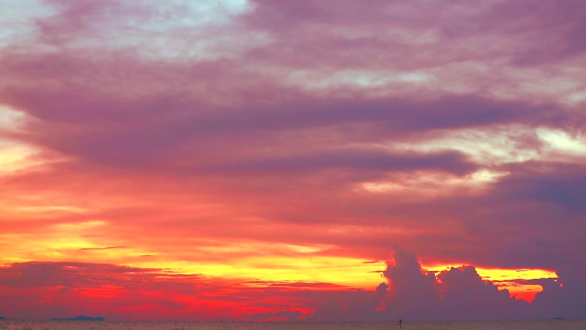 日落红黄橙色天空和浅红云在移动视频的预览图