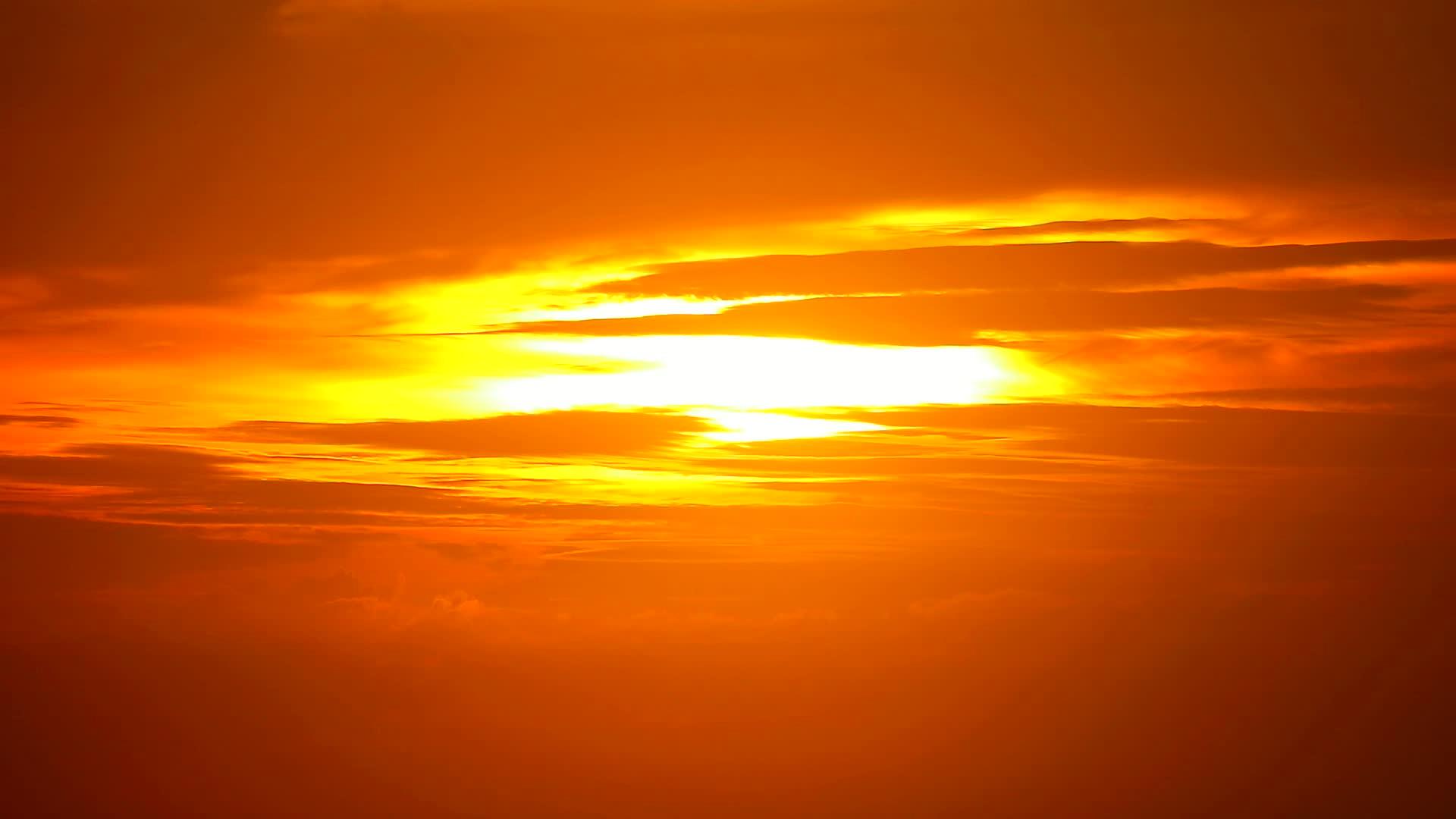 红色、黄色的天空和浅红色的云在日落中移动视频的预览图