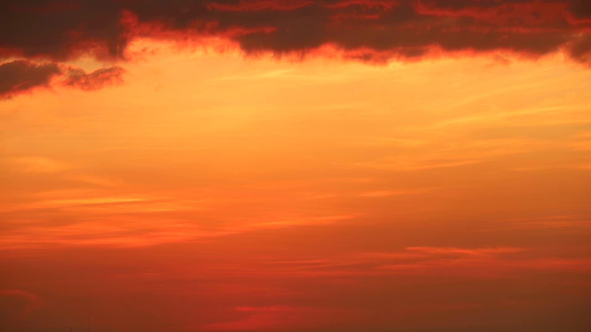 随着时间的推移日落的红色天空和黑暗的乌云移动视频的预览图